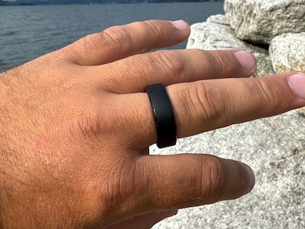 So sieht der Ring am Finger aus.