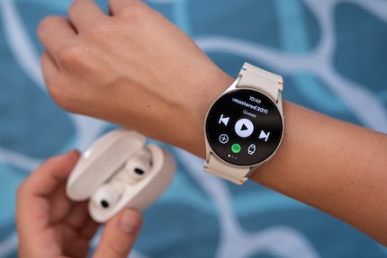 Grazie ai 32 GB di memoria e a Wear OS 5, posso scaricare la mia playlist Spotify direttamente sull'orologio.