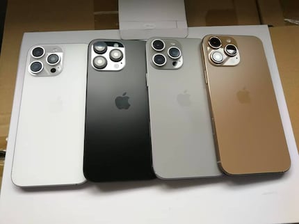 Ein Leak der angeblichen neuen iPhone-Farben. Es handelt sich auf dem Foto aber wohl um einen Dummy aus Plastik ohne das matte Schutzglas davor. Das finale Gerät dürfte dunkler und edler aussehen.