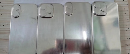 Glaubt man den Dummy-Fotos, werden das Pro (2. v. l.) und das Pro Max (rechts) dieses Jahr etwas grösser als die regulären Modelle.