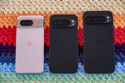 Das Pixel 9 Pro (Mitte) gibt es einmal in der gleichen Grösse wie das Pixel 9 und einmal in XL (rechts). Links das Pixel 8.