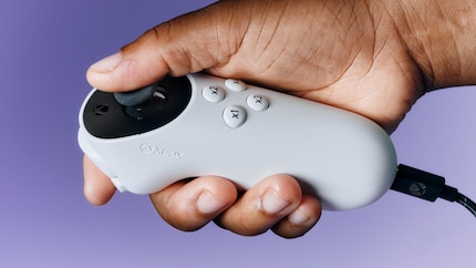 Il Joystick adattivo Xbox in una mano con cinque dita.