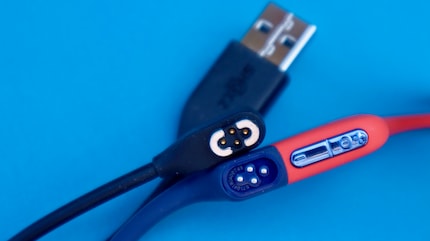 Das Lade- und Datenkabel mit USB-A wirkt altmodisch, ist aber nötig, um die Kopfhörer zu laden und Songs aufzuspielen.