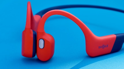 Mit dem leicht erhobenen, seitlichen Button kannst du Telefonate annehmen oder Songs überspringen und zwischen den beiden Modi wechseln.