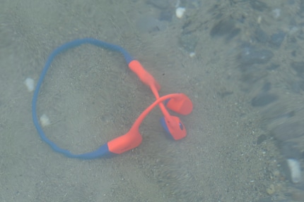 Da liegen die Kopfhörer auf sandigem Grund im See. Glücklicherweise habe ich die Schwimmfähigkeit im knietiefen Wasser getestet.