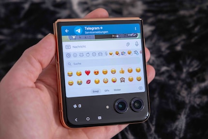 J’accède via l’écran externe aux applications de messagerie et rédige des réponses.