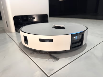The Samsung vacuum cleaner with the camera (front) and lidar sensor (in the tower).