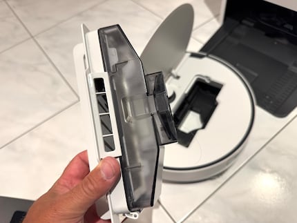 Like new: when I take the test device apart for return shipment, the dust container in the robot is almost completely clean.