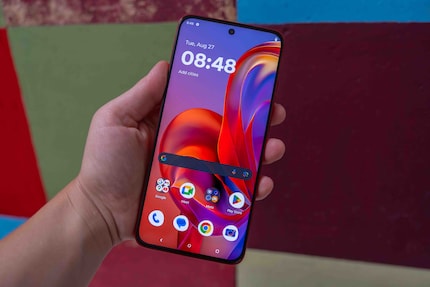 Il Motorola Edge 50 Neo visto di fronte.
