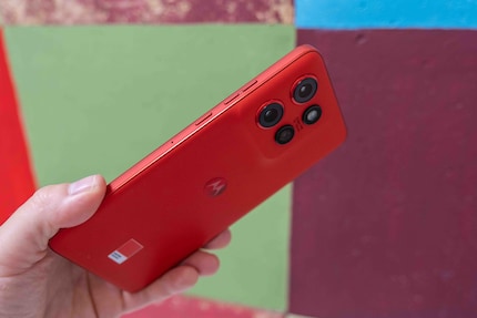 L'Edge 50 Neo è più maneggevole di molti telefoni attuali.