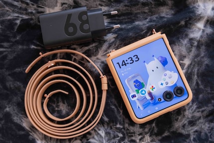 En plus du câble USB-C et du chargeur, la livraison contient des accessoires assortis au smartphone.