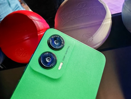Per alcuni colori, Motorola utilizza una pelle vegana con texture per il retro.