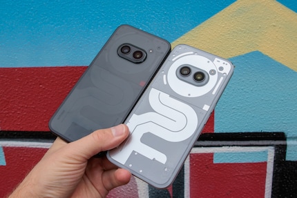 Das Nothing Phone (2a) und Phone (2a) Plus (rechts) sind äußerlich nur durch die Farbe zu unterscheiden.