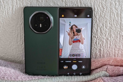 Premendo un tasto il display esterno diventa il mirino della fotocamera.