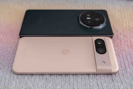 Il mio Google Pixel 8 (davanti) è appena più piccolo e non più sottile del Magic V3.