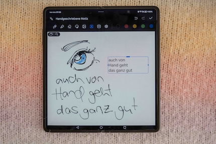 Scrivo qualcosa con il dito nell'app degli appunti e lo converto in testo scritto. È un peccato che la penna non sia disponibile per l'acquisto in tutto il mondo.