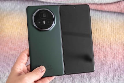 Il retro è leggermente brillante. Il modulo della fotocamera, tuttavia, è abbastanza ingombrante.