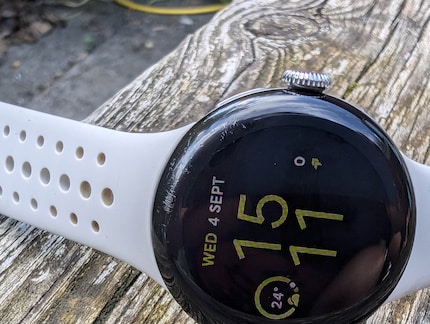Ecco il Pixel Watch 2 dopo un anno. Il Pixel Watch 3 è dotato dello stesso Gorilla Glass 5.
