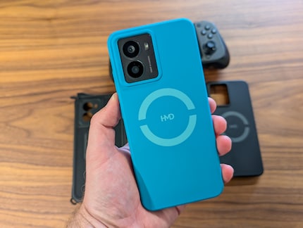 Cette coque met à niveau la charge sans fil, avec seulement cinq watts, mais avec un support magnétique tout de même.