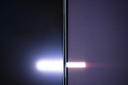 Con l'incidenza della luce, il nero del QD-OLED (a destra) diventa di un viola scuro. Il livello di nero del WOLED (a sinistra) è meno sensibile alla luce ambientale.