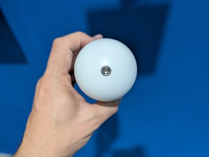 Il y a un pas de vis, mais la caméra adhère également de manière magnétique.