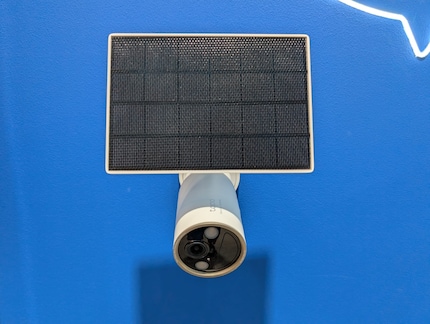 Avec le panneau solaire, la caméra devient complètement autonome.