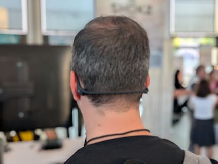 L'archetto abbraccia la nuca ma non stringe.