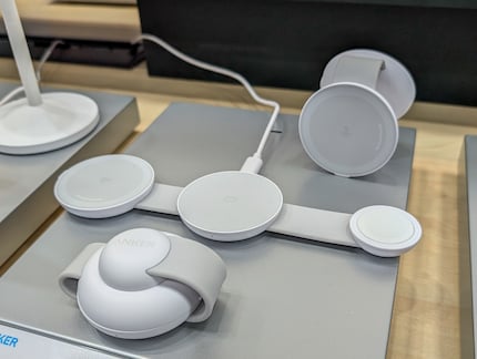 La stazione di ricarica wireless è disponibile anche in colori diversi dal bianco.
