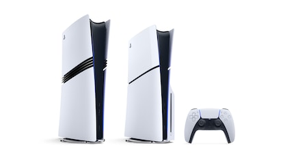 Die PS5 Pro ohne Laufwerk (links) im Vergleich zur PS5 Slim mit Laufwerk (rechts).