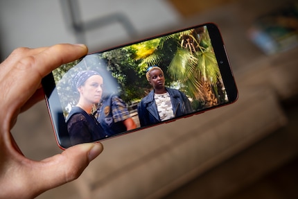 Das POLED-Display ist gestochen scharf, hell und allgemein schön anzusehen.
