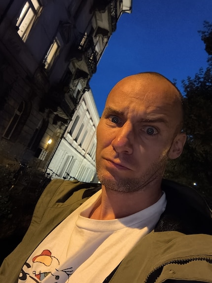 Die Qualität der Frontkamera nimmt bei schwierigen Lichtverhältnissen ab, ist aber immer noch brauchbar.