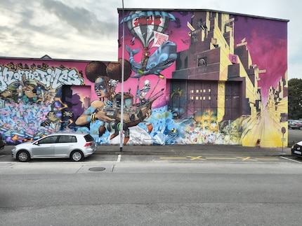 Die Farben des Graffitis sind so knallig wie in echt und nicht überzeichnet. Die Wolken am Himmel sind gut zu unterscheiden.