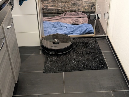 Il bagno viene aspirato e lavato, mentre il tappeto solo aspirato.