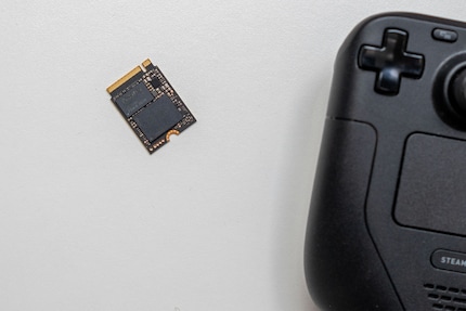 With a length of three centimetres, the SSD has space for a NAND memory module and the controller.