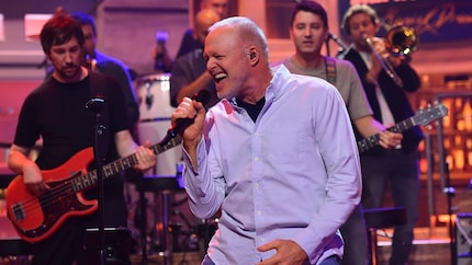 Raab chante avec fougue sa nouvelle chanson.