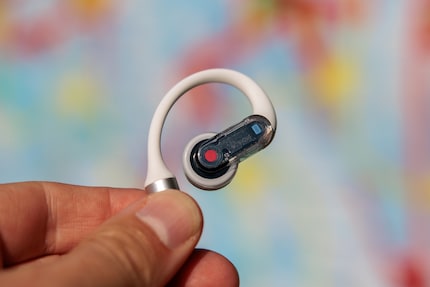 L'auricolare destro è contrassegnato da un punto rosso. Quello sinistro da un punto bianco.