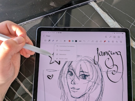 Samsung bietet einige KI-Funktionen an. Diese lassen sich per Knopfdruck über die Tastatur oder den Stift schnell aufrufen.