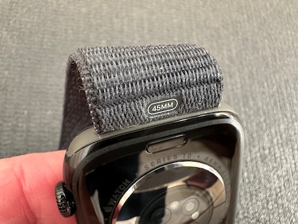 Les bracelets sont parfaitement adaptés aux montres dont le boîtier mesure 45 et 46 mm. La barrette est la même. Seul le bracelet change de largeur.
