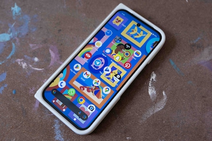 Das Google Pixel 9 Pro Fold lässt sich zugeklappt bestens als normales Smartphone nutzen.