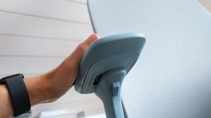 Il pulsante sotto i braccioli serve a regolarne l'altezza. Per spostarli lateralmente, in avanti o all'indietro basta esercitare una leggera pressione.