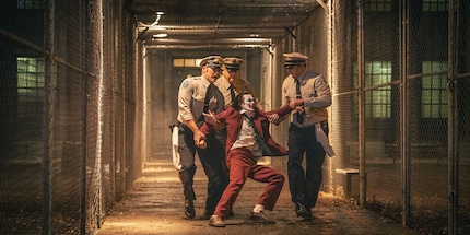 Arthur Fleck – o il Joker? – viene tormentato dalle guardie dell'istituto di Arkham.
