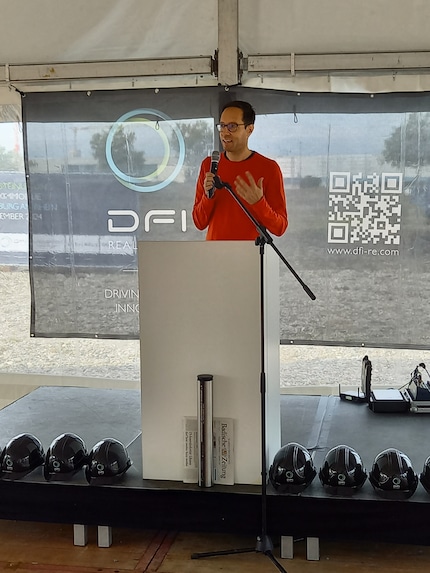 Michael Stolle explained to around 50 guests why Galaxus is coming to Neuenburg.