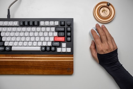 Gaming Sleeves wie die auf dem Bild können bis über die Hand reichen.