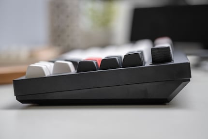 The Q1 HE from the side. It’s relatively high at the front, so it might be helpful to use it with a palm rest.