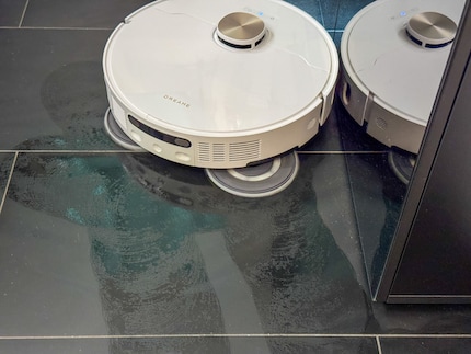 The two mops are damp when cleaning the floor, one extends to clean the corners.