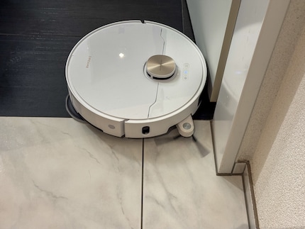 The robot automatically extends the side brush at the front to clean around corners and edges.