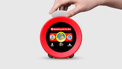 Die Uhr bedienst du mit dem einem Drehknopf aus Gummi.