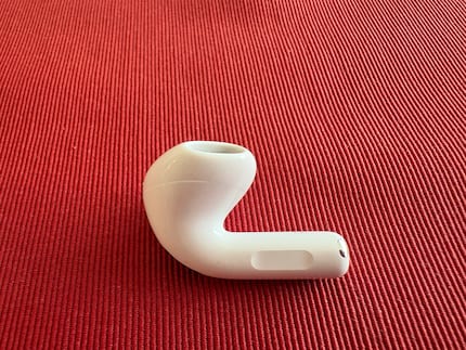 Il controllo touch arriva anche sugli AirPods 4, ma senza lo scorrimento per il volume.