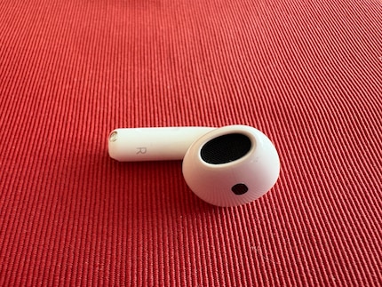 La quarta generazione di AirPods è di nuovo più sottile.