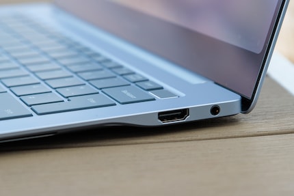 HDMI- und Kopfhöreranschluss auf der rechten Seite des Galaxy Books.